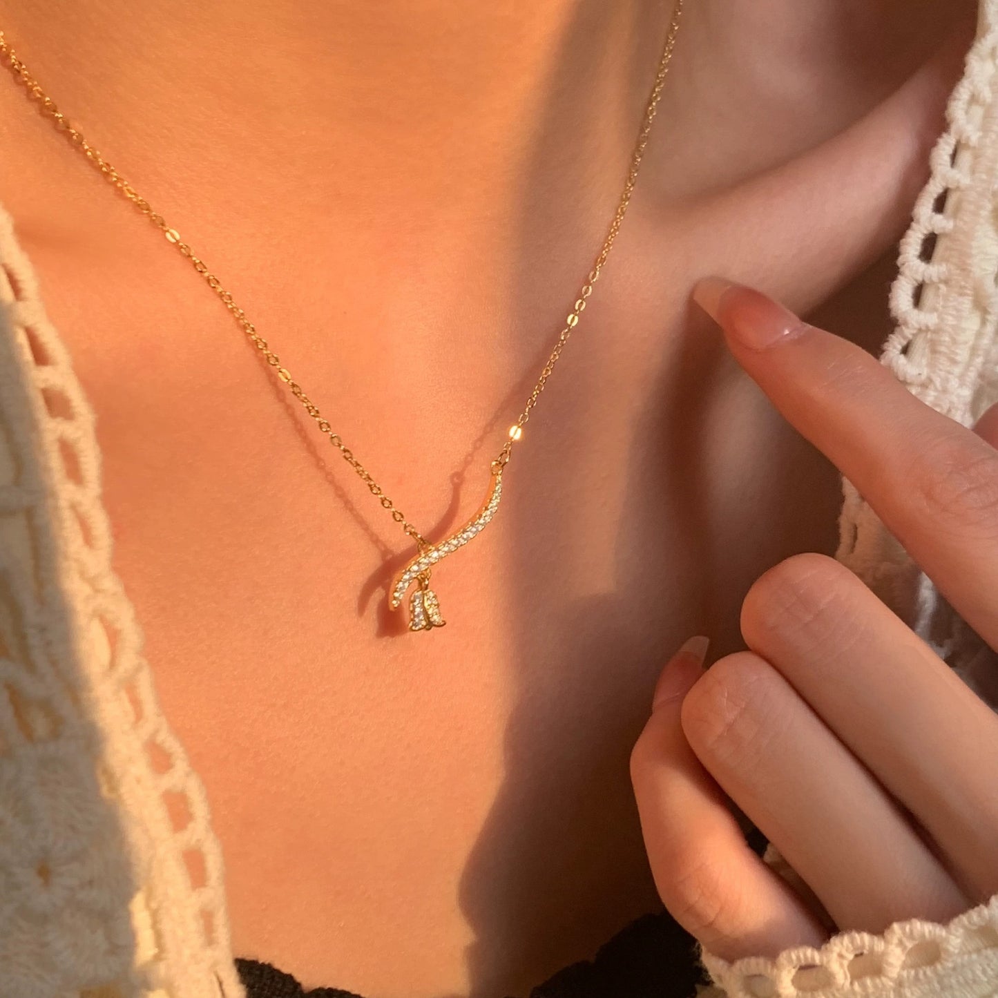 Sunset Rose Necklace – Anti-Oxidation Clavicle Chain in Hepburn Style